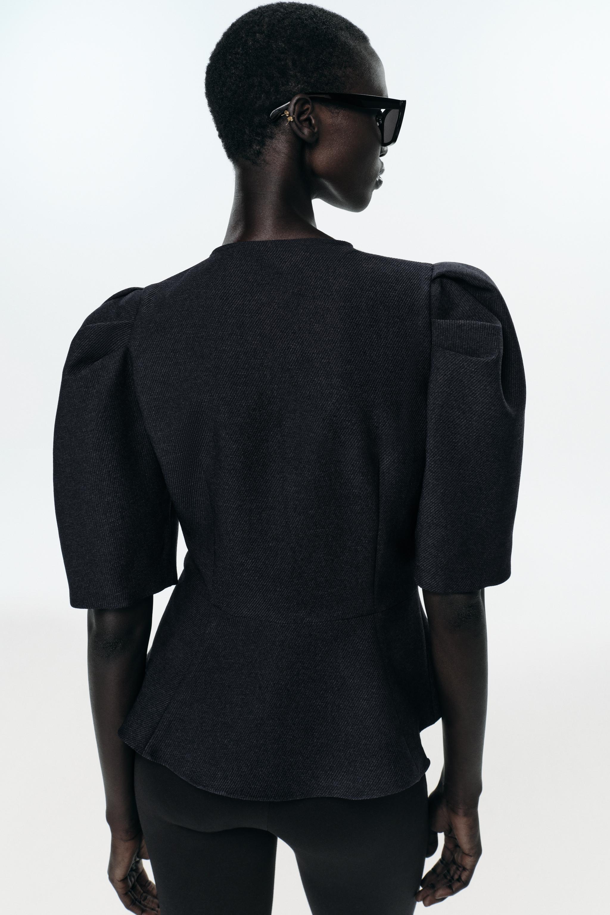 HAUT PEPLUM À MANCHES BOUFFANTES